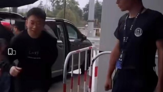 保安没给杨迪打伞事件介绍