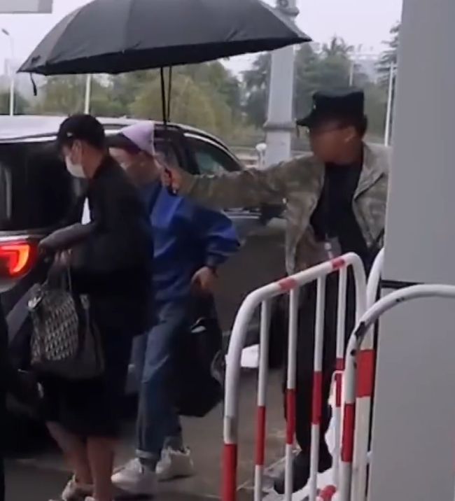 保安没给杨迪打伞表情包大全分享