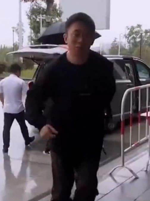 保安没给杨迪打伞表情包大全分享