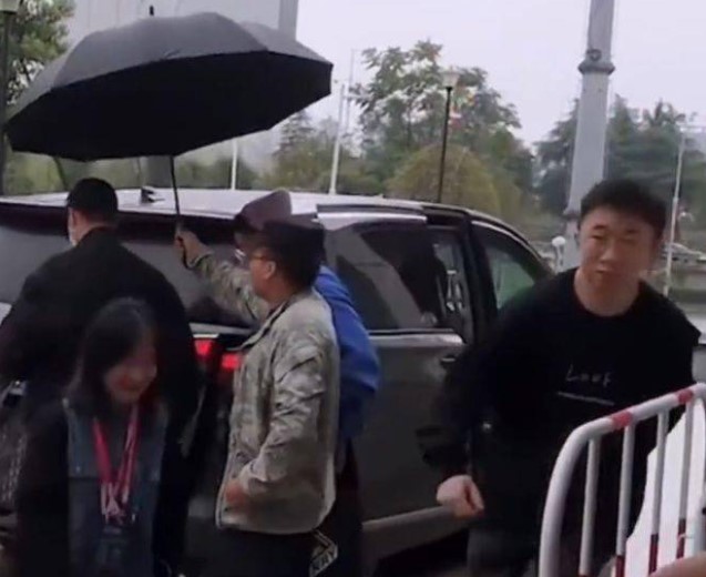 保安没给杨迪打伞表情包大全分享