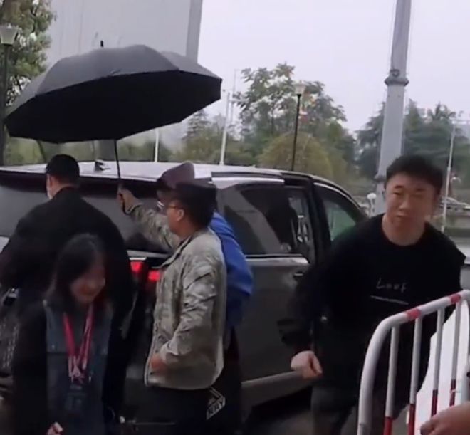 保安没给杨迪打伞表情包大全分享