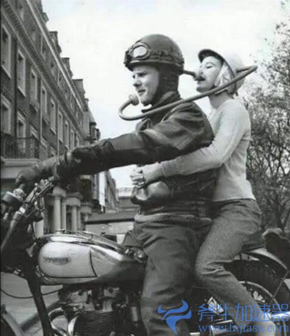 50年代的美女们，躲过刺杀后的笑容！珍贵的老照片！